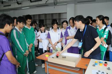 中学生代表参观广州大学2.png